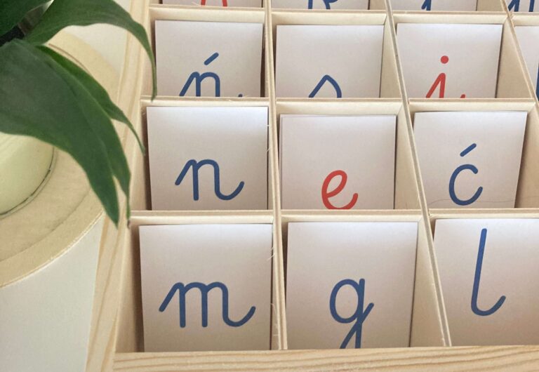 Alfabet ruchomy Montessori w skrzynce